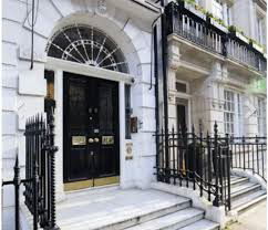 Entrée du 100 Harley Street accueillant le French Dental Practice