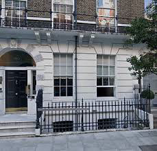 Façade du 100 Harley Street à Londres, adresse prestigieuse de la médecine privée
